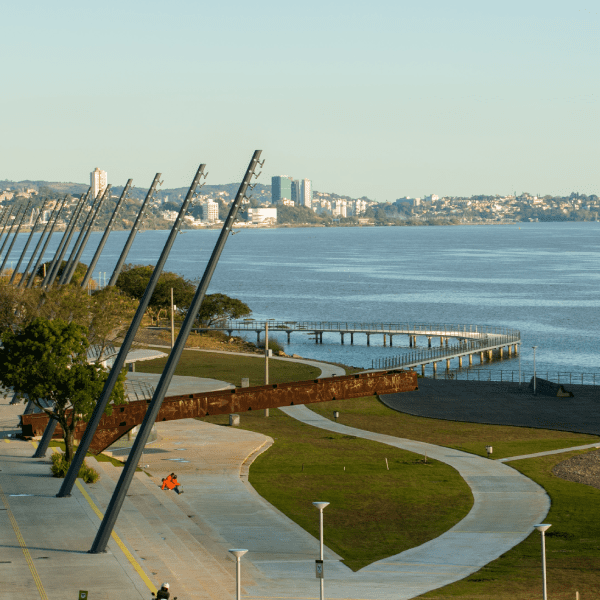 A imagem mostra uma vista panorâmica do Parque Orla do Guaíba, cuja concessão foi realizada recentemente